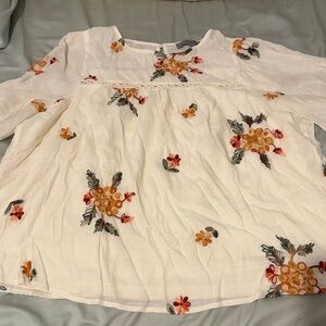 Chic Floral Embroidered Blouse in Cream